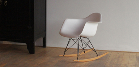 Sedia a dondolo Design Eames RAR bianca in Italia