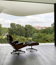 Lounge Eames in pelle di noce nera, realizzata in Italia.